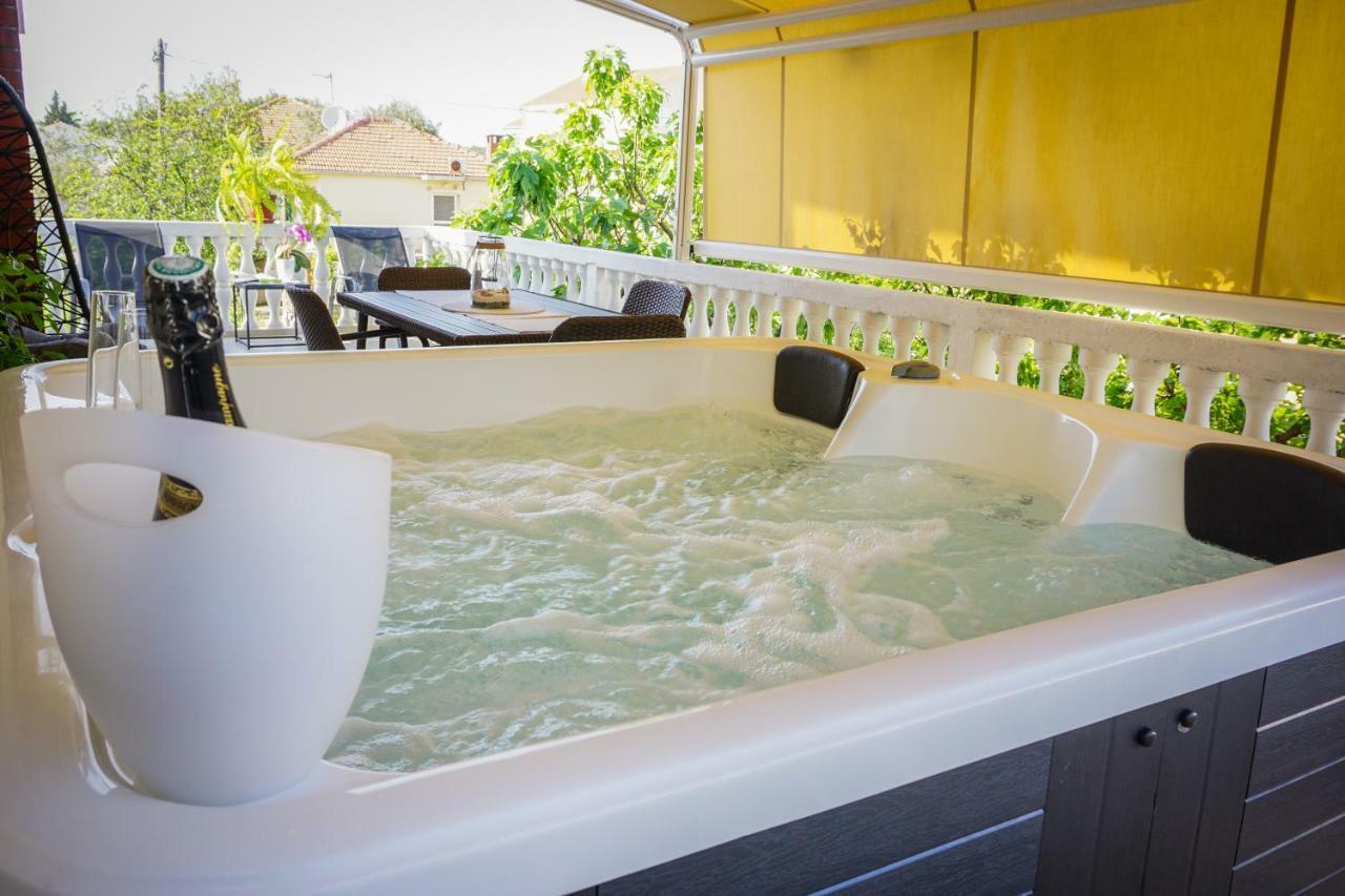 Apartment Paula With Private Jacuzzi And Parking- Near The Beach Задар Экстерьер фото